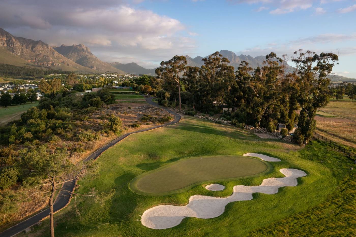 Stellenbosch Golf Club, green and bunkers with mountain backdrop